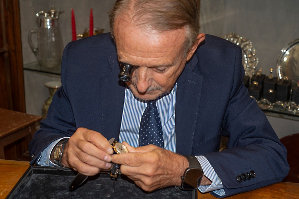 Edmondo Sestini mentre lavora su un orologio d'epoca
